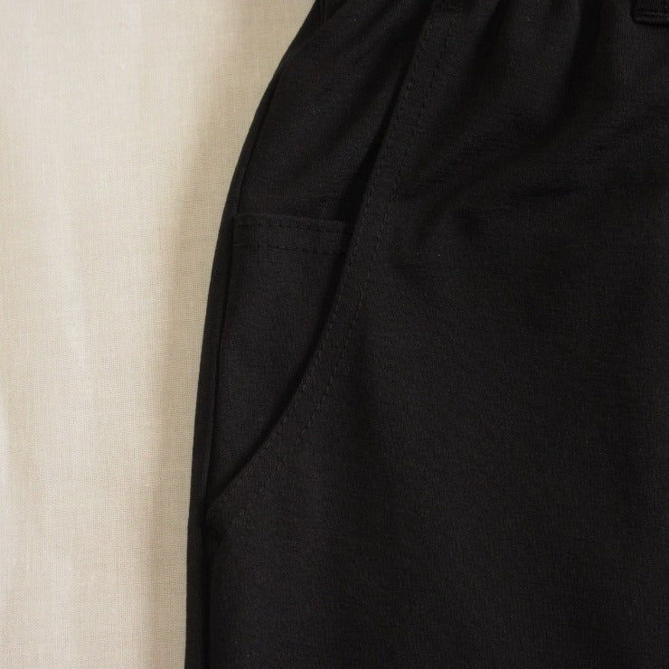 メンズ　ストレッチパンツ｜ストレッチ性の素材でお仕事中の動きにもフィット